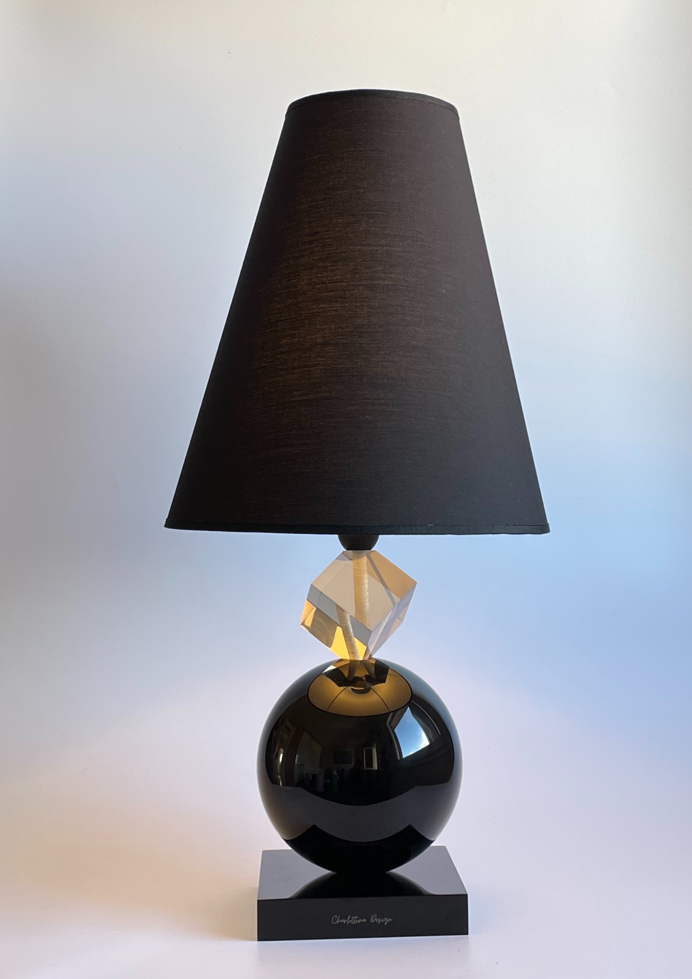 Lampada da tavolo in resina con pietre nere e trasparenti e paralume nero - H.63x30 cm - Charlottina Design